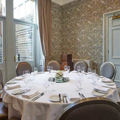 A sophisticated table, decorated with glasses with a centrepiece