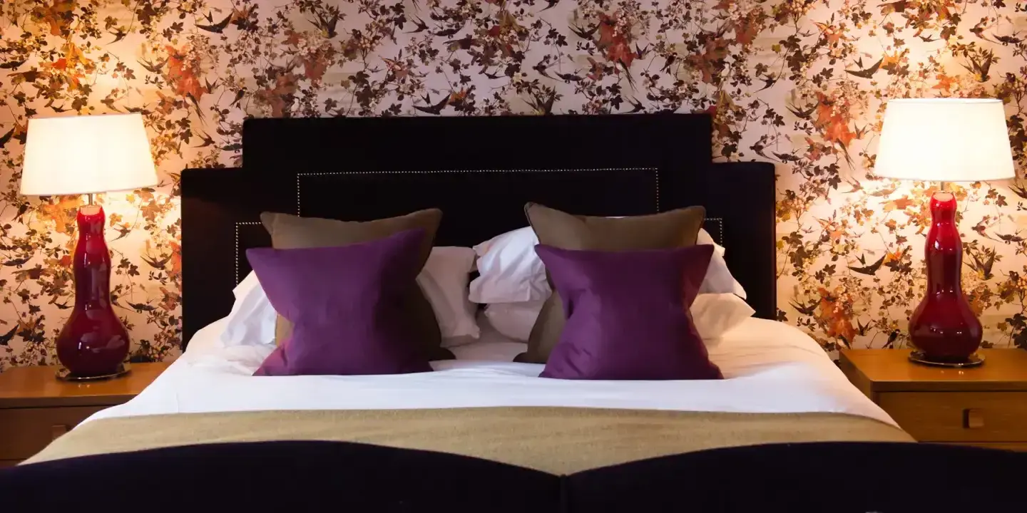 HDV Glasgow Classic Room with two lamps and two purple cushions (4)