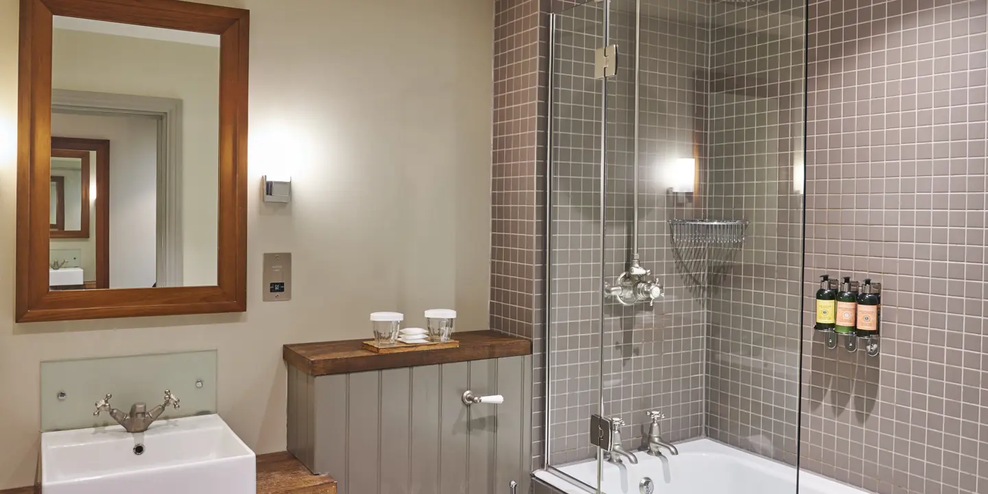 A bathroom featuring a sink, mirror, and bathtub.