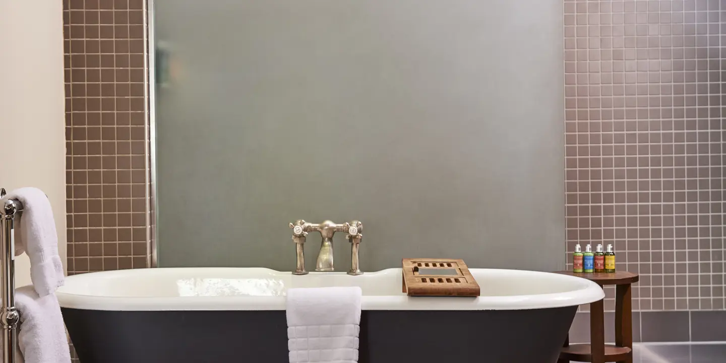 Bathroom featuring a bathtub and mirror