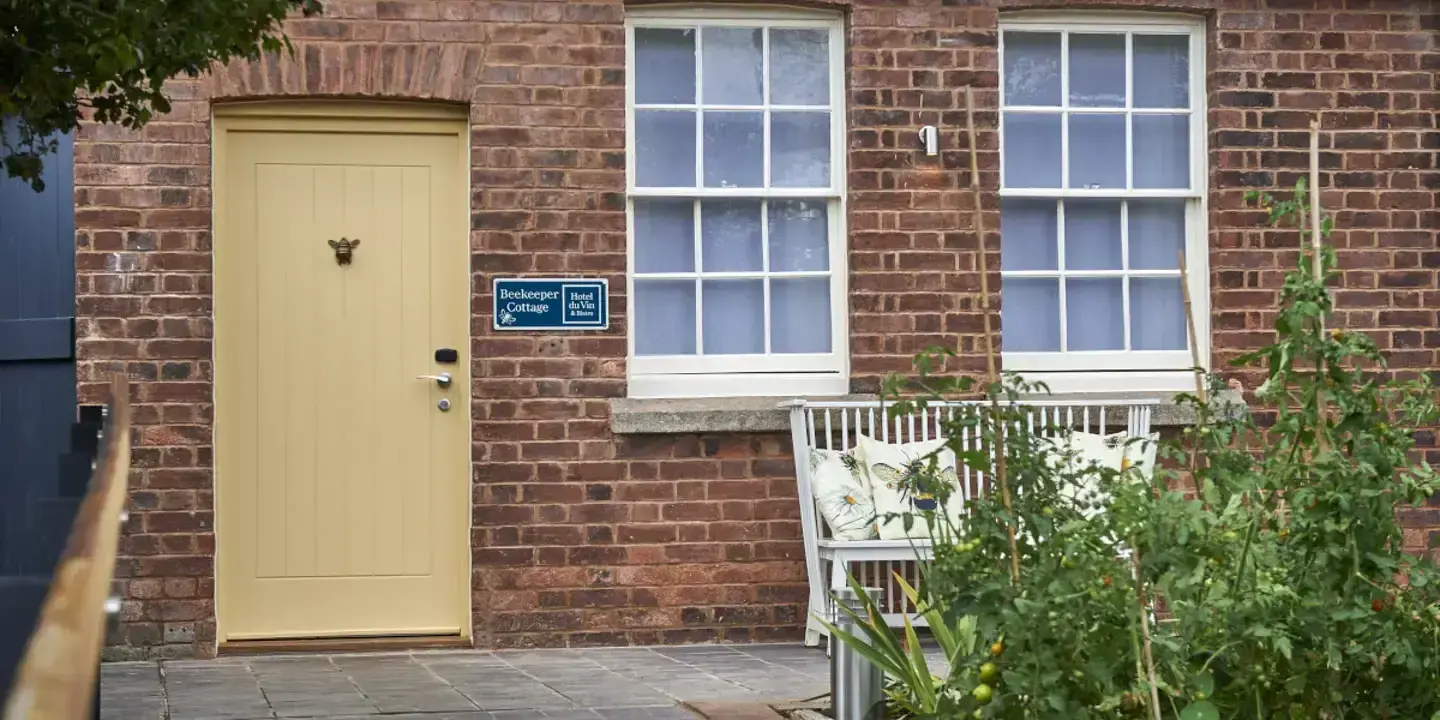 HDV Exeter Suite Beekeeper Cottage with yellow door (7)