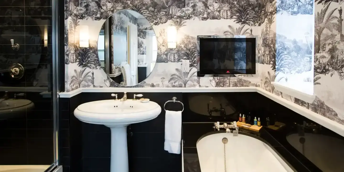 HDV Glasgow Signature Suite with black and white bathroom (7)
