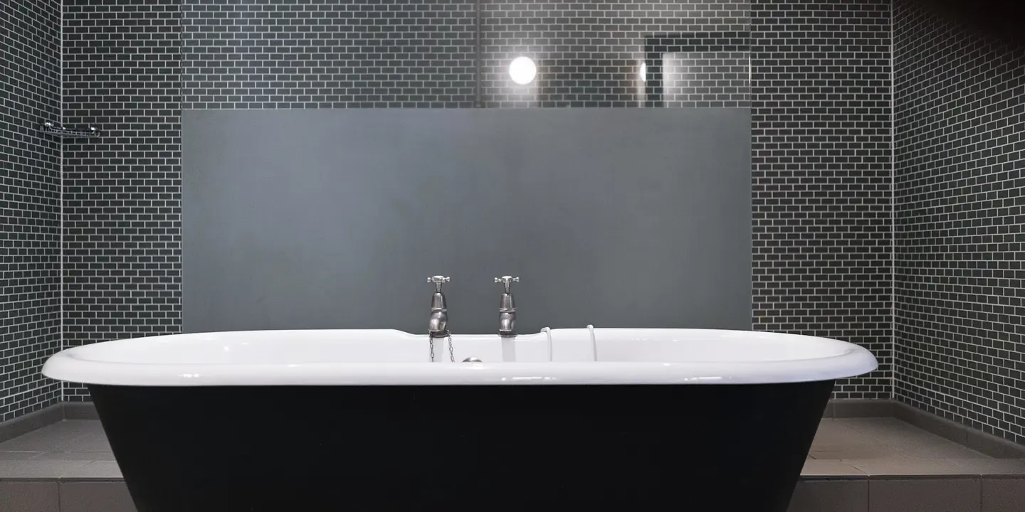 Bathroom with bathtub and mirror