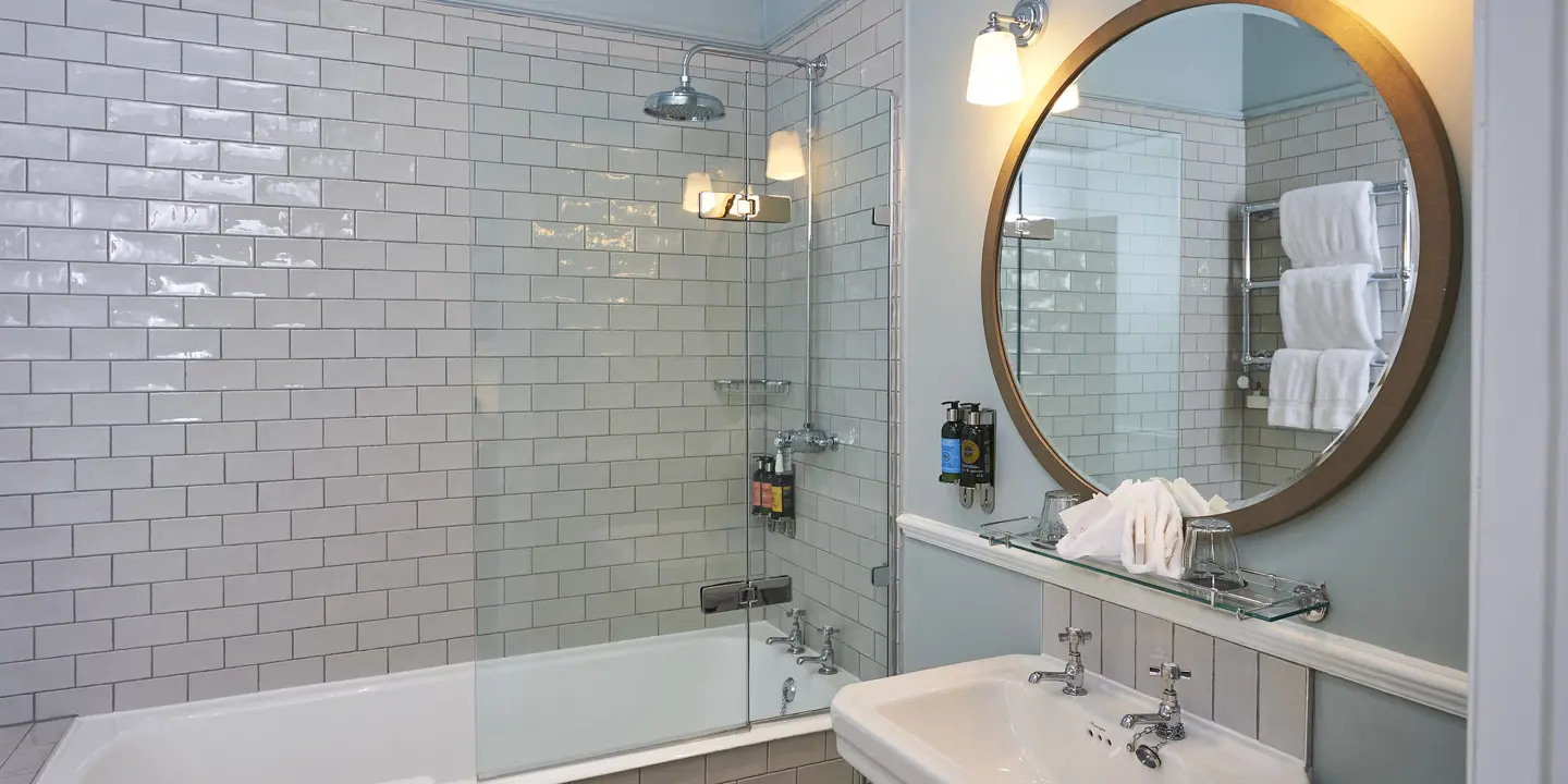 A bathroom featuring a sink, mirror, and bathtub.
