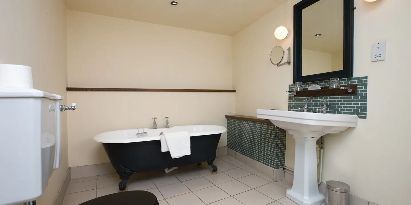 A bathroom featuring a toilet, sink, and bathtub.