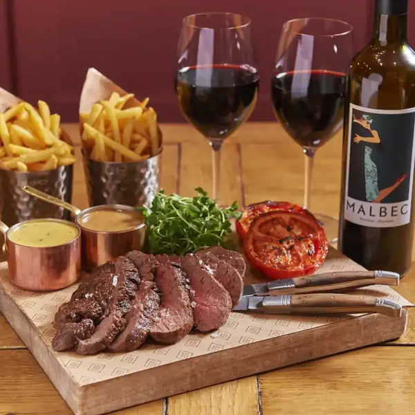 Hdv Chateaubriand Offer with steak and red wine