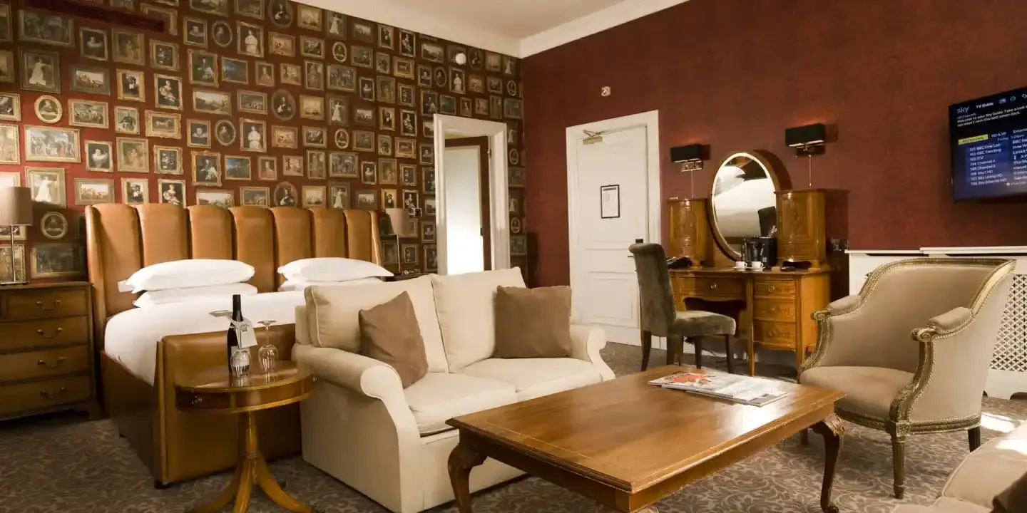 HDV Wimbledon Suite with picture frame patterned wallpaper (1)