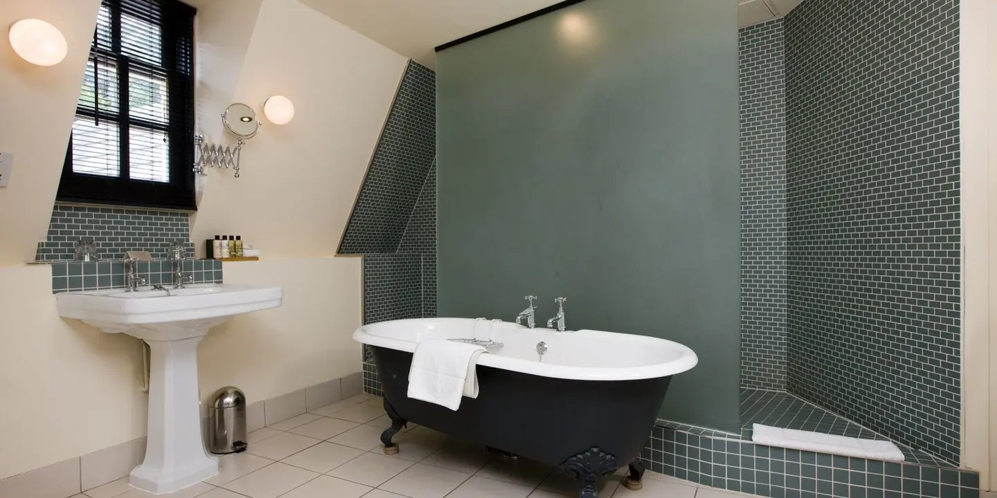 A bathroom featuring a sink, bathtub, and mirror.