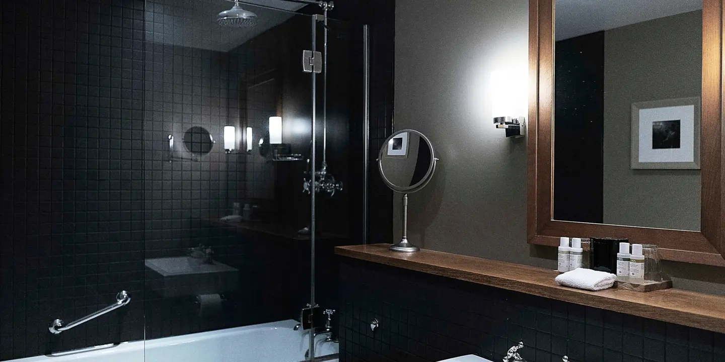A bathroom featuring a sink, mirror, and bathtub.