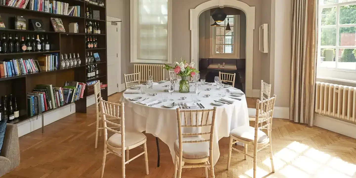 HDV Exeter Private Dining with pink roses on round white table (4)
