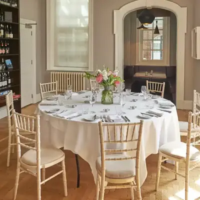 HDV Exeter Private Dining with pink roses on round white table (4)